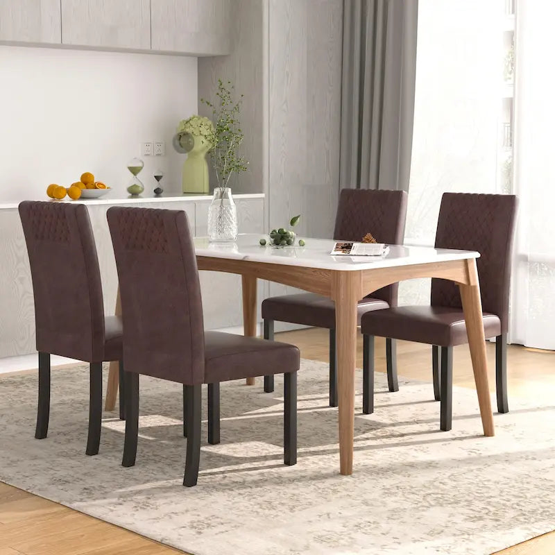 Set di 4 sedie da pranzo imbottite con schienale alto e gambe in legno massello