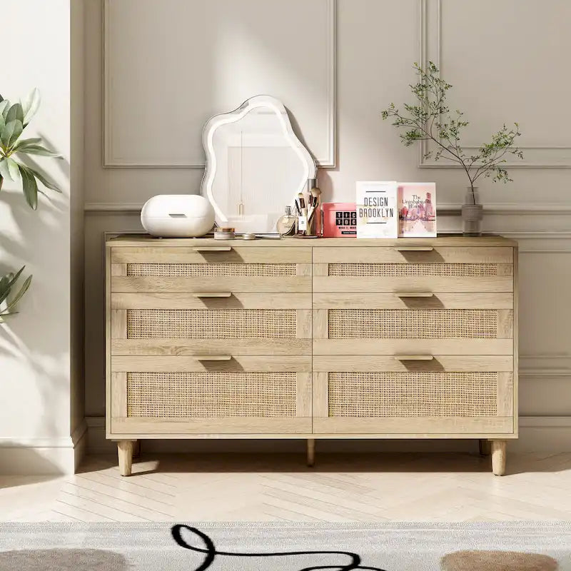 Comò a 6 cassetti con frontali in rattan, maniglie in metallo e gambe in legno