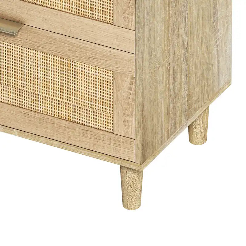 Comò a 6 cassetti con frontali in rattan, maniglie in metallo e gambe in legno