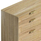 Comò a 6 cassetti con frontali in rattan, maniglie in metallo e gambe in legno