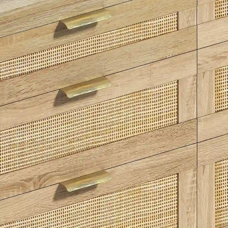 Comò a 6 cassetti con frontali in rattan, maniglie in metallo e gambe in legno