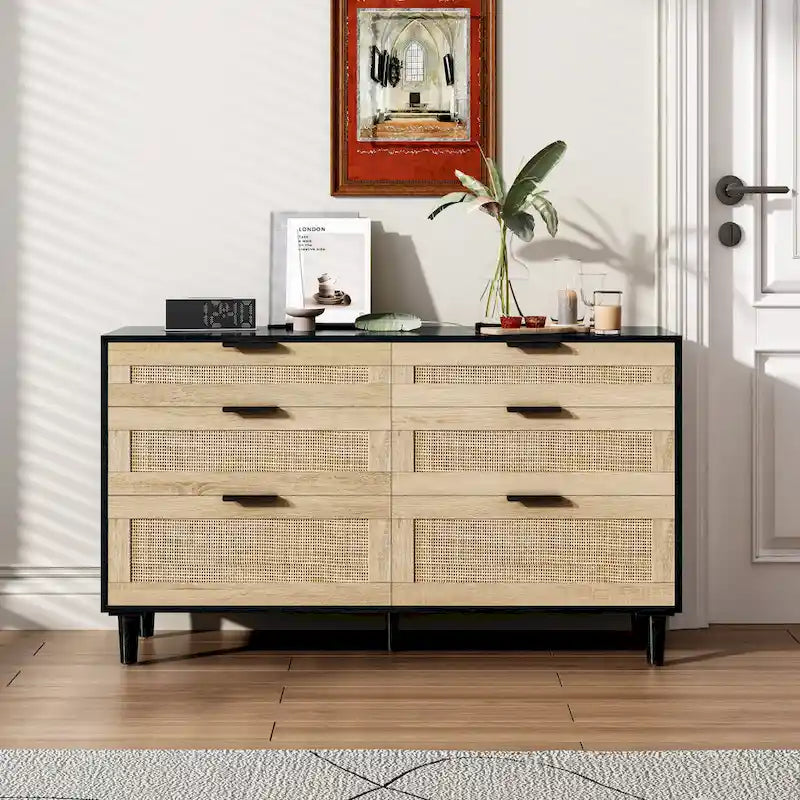 Comò a 6 cassetti con frontali in rattan, maniglie in metallo e gambe in legno
