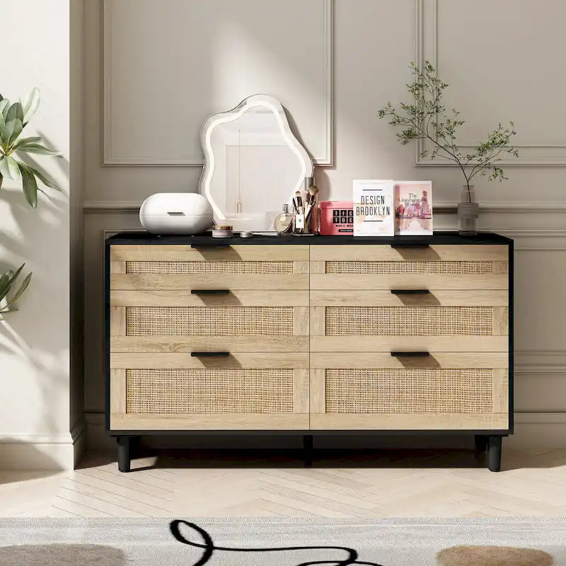Comò a 6 cassetti con frontali in rattan, maniglie in metallo e gambe in legno