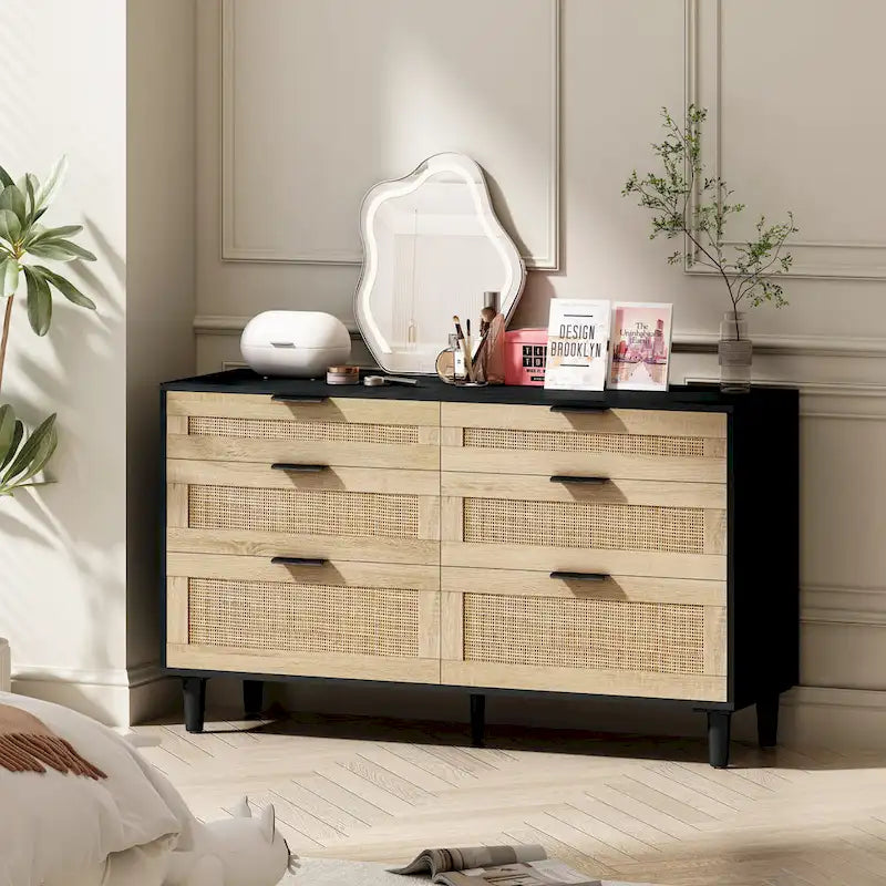 Comò a 6 cassetti con frontali in rattan, maniglie in metallo e gambe in legno