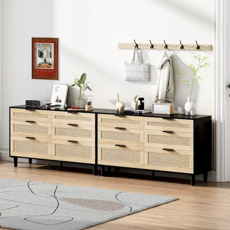 Comò a 6 cassetti con frontali in rattan, maniglie in metallo e gambe in legno