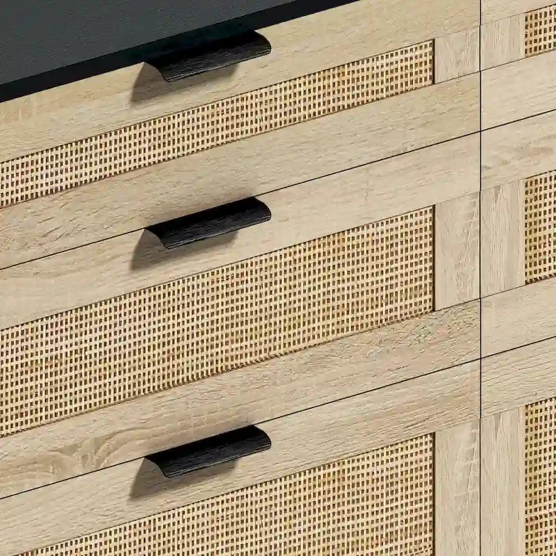 Comò a 6 cassetti con frontali in rattan, maniglie in metallo e gambe in legno